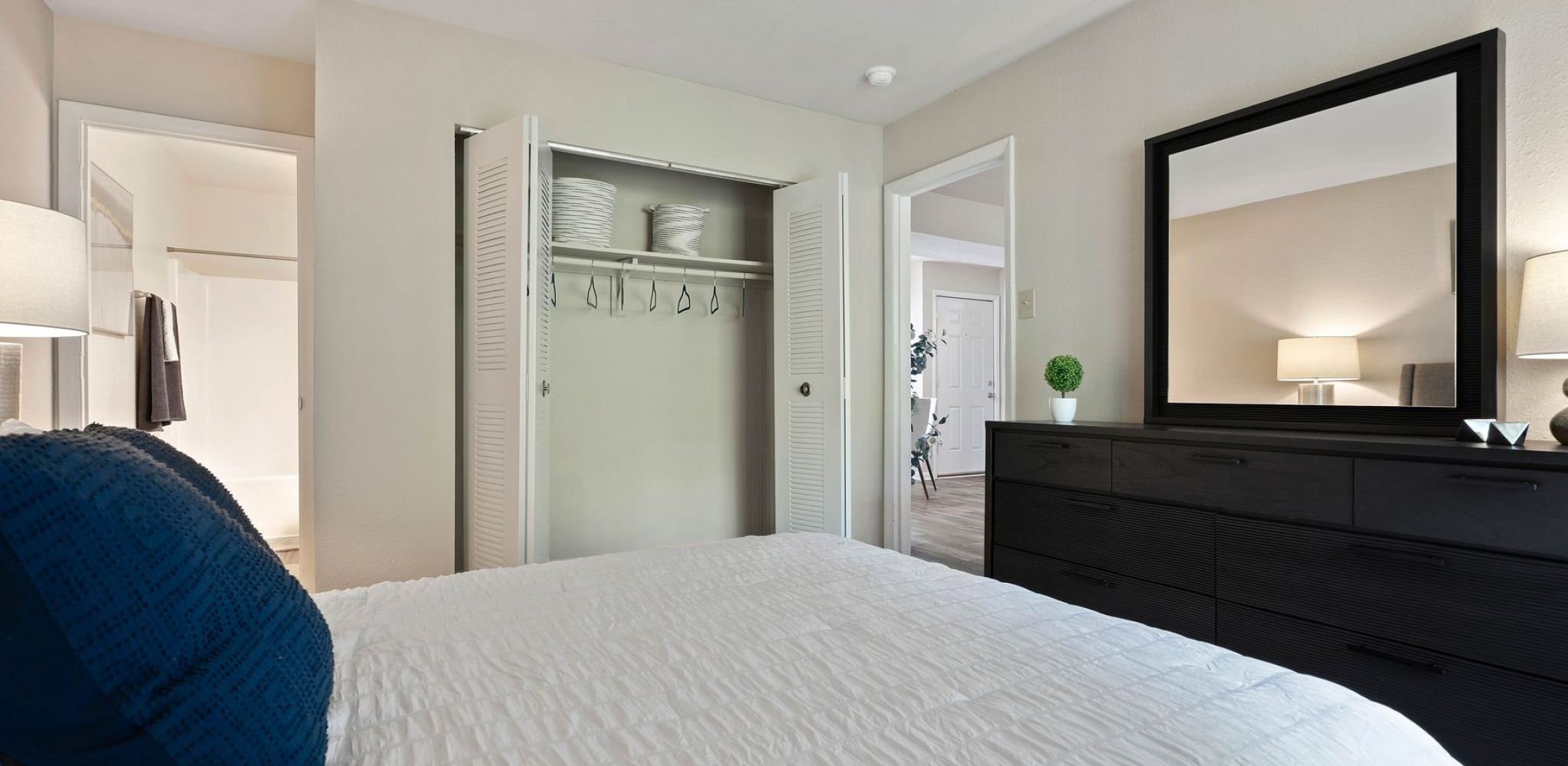 Hawthorne at Oak Ridgespacious apartment bedroom furnished with large bed and en suite bathroom